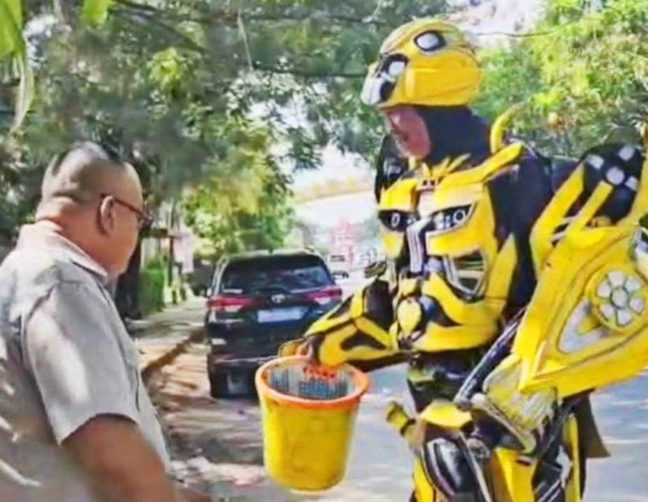 Langgar 2 Perda, Kepala  Dinas Sosial  Kota Bengkulu Beri Teguran kepada Pengemis Berkostum Robot 