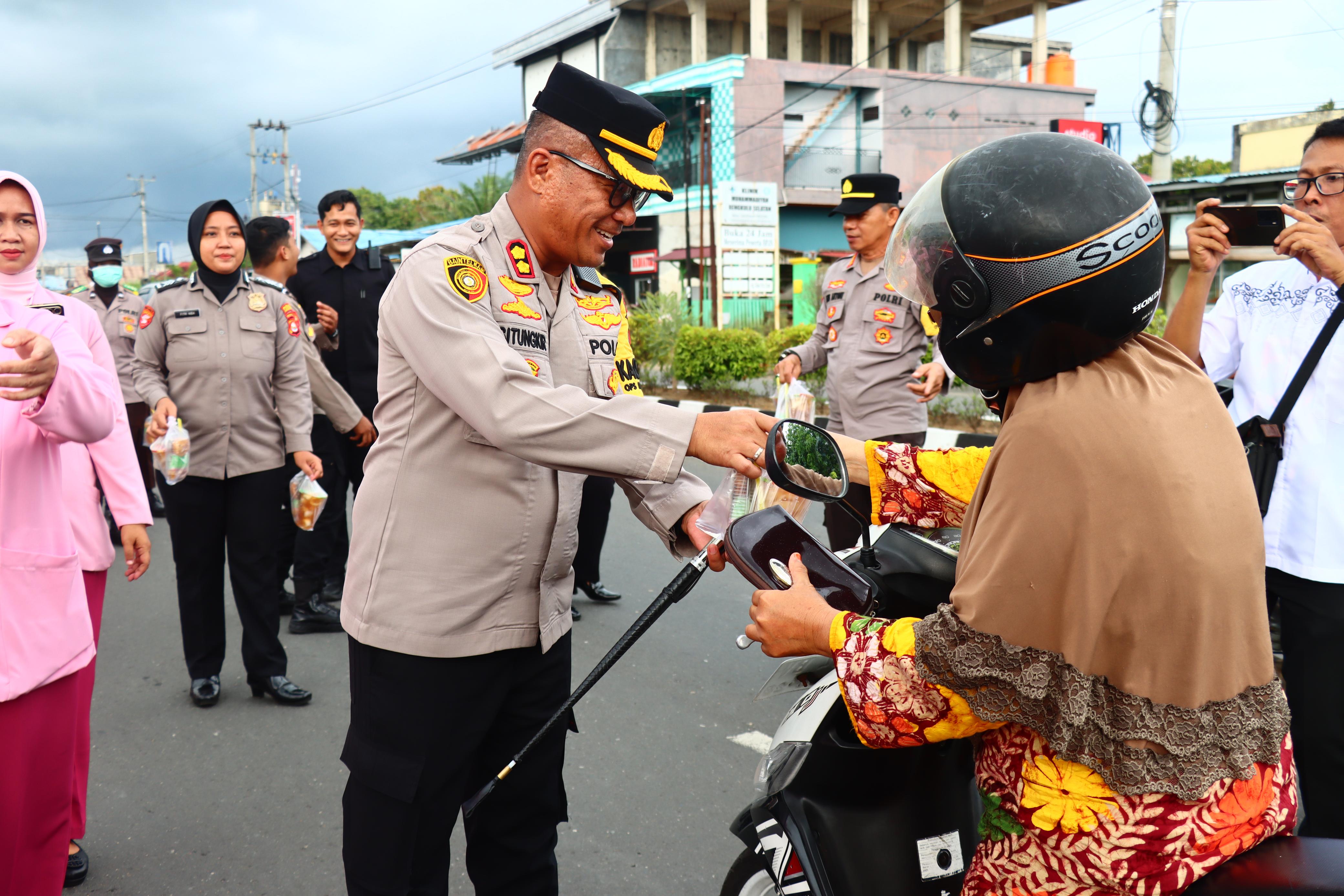 Kapolres Bengkulu Selatan Bagikan Takjil Untuk Pengendara yang Melintas Depan Kantor 