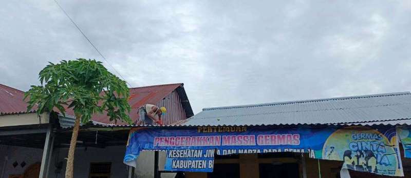  Usai  Badai Disertai Hujan, Warga Surabaya Permai Perbaiki Atap Rumah