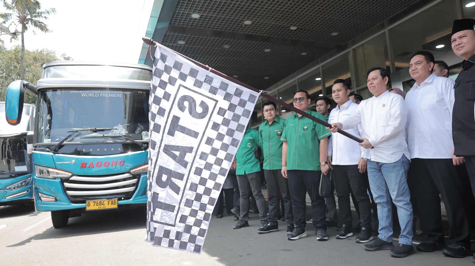 Ketua DPD RI Melepas Program Mudik Gratis bersama Kamsri 