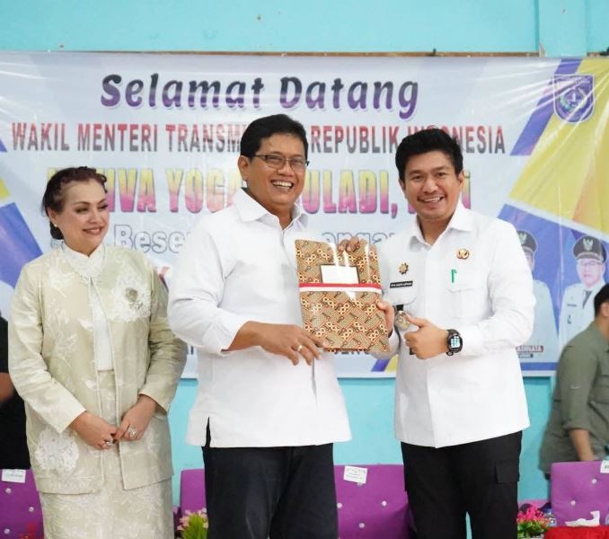 Wakil Menteri Transmigrasi RI Serahkan Bantuan Rp 5,4 Miliar