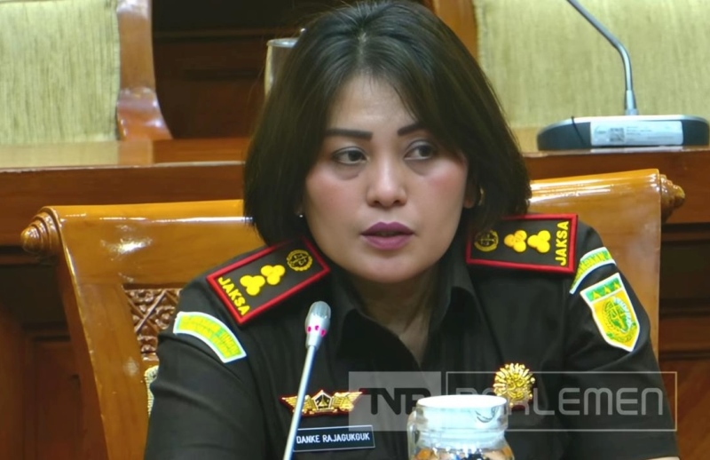  Kejaksaan Agung Cokok Kajari Karo  dan Jajarannya 