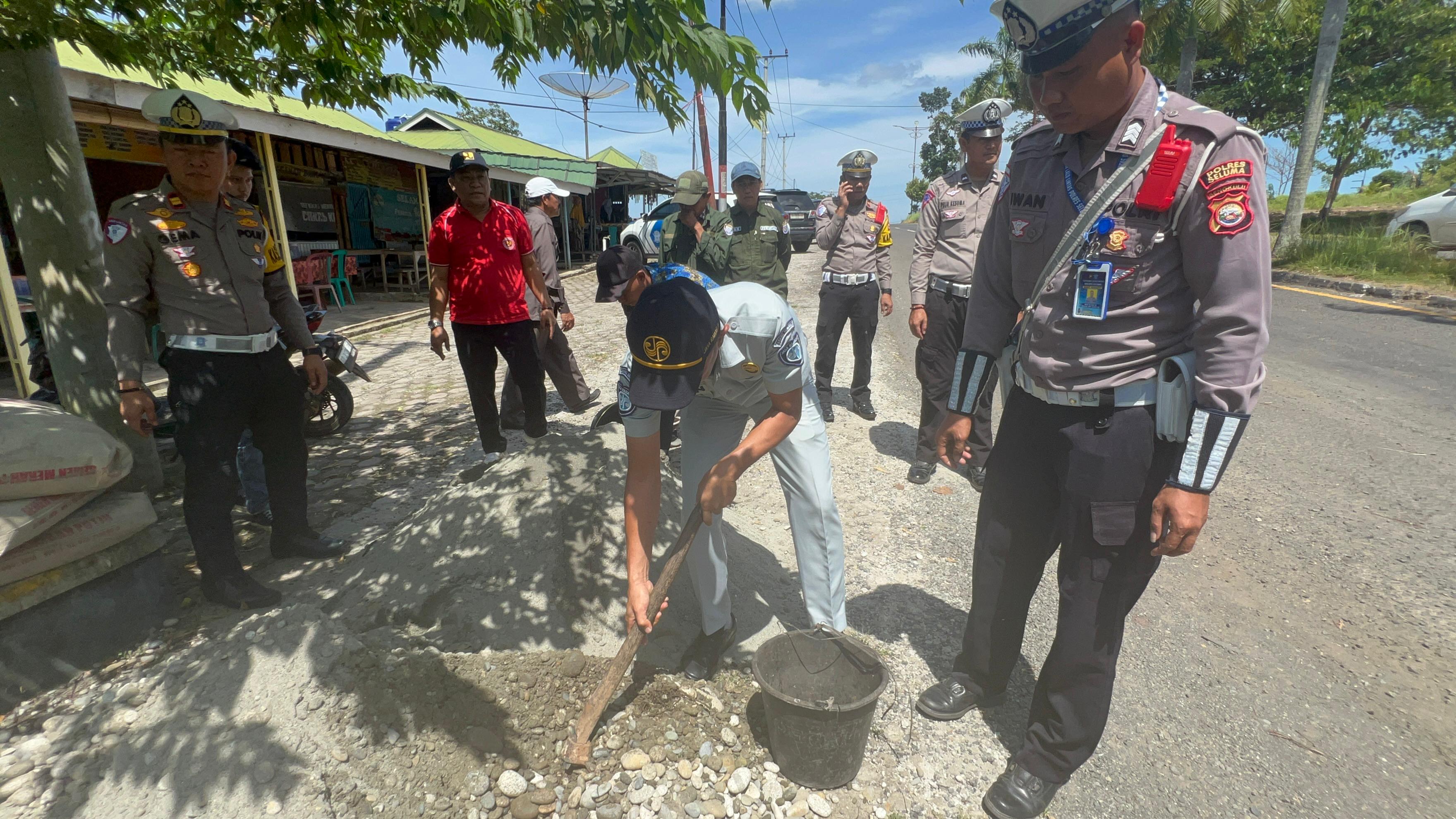 Jasa Raharja Turut Menambal Jalan Berlubang di Titik Rawan Laka di Jalan Lintas Kabupaten Seluma