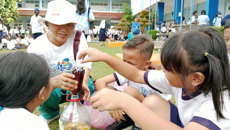  Peringati HPSN 2024, Siswa-siswi  Sint Carolus  Kota Bengkulu Buat Eco Enzyme dan Ecobrick Massal