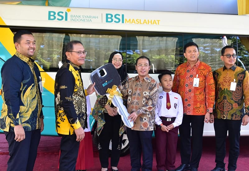 BSI Maslahat Bersama Bank BSI Serahkan Hibah Mobil Sekolah Kepada Kabupaten Mukomuko
