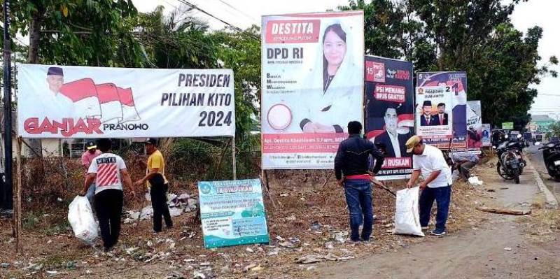 Ketua RT/RW Muara Dua Gotong Royong Bersihkan Sampah Liar depan Baliho Calon Presiden, Calon DPD,DPRD