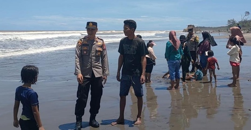 Terkendali, Polsek Ketahun Lakukan Pengamanan   di  Pantai Urai Paradise