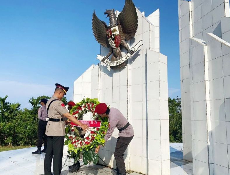 Kenang Jasa Pahlawan, Polres Kaur Tabur Bunga di Taman Makam Pahlawan 