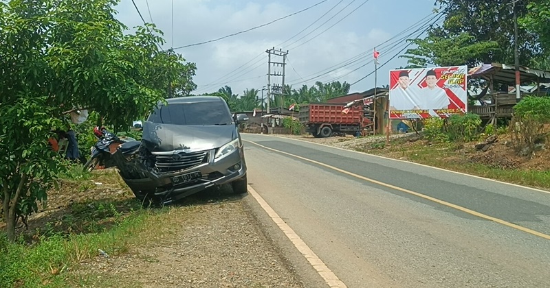 Niat Hati Mau Elak Sepeda Motor,  Mobil Innova Hantam Dump Truk 