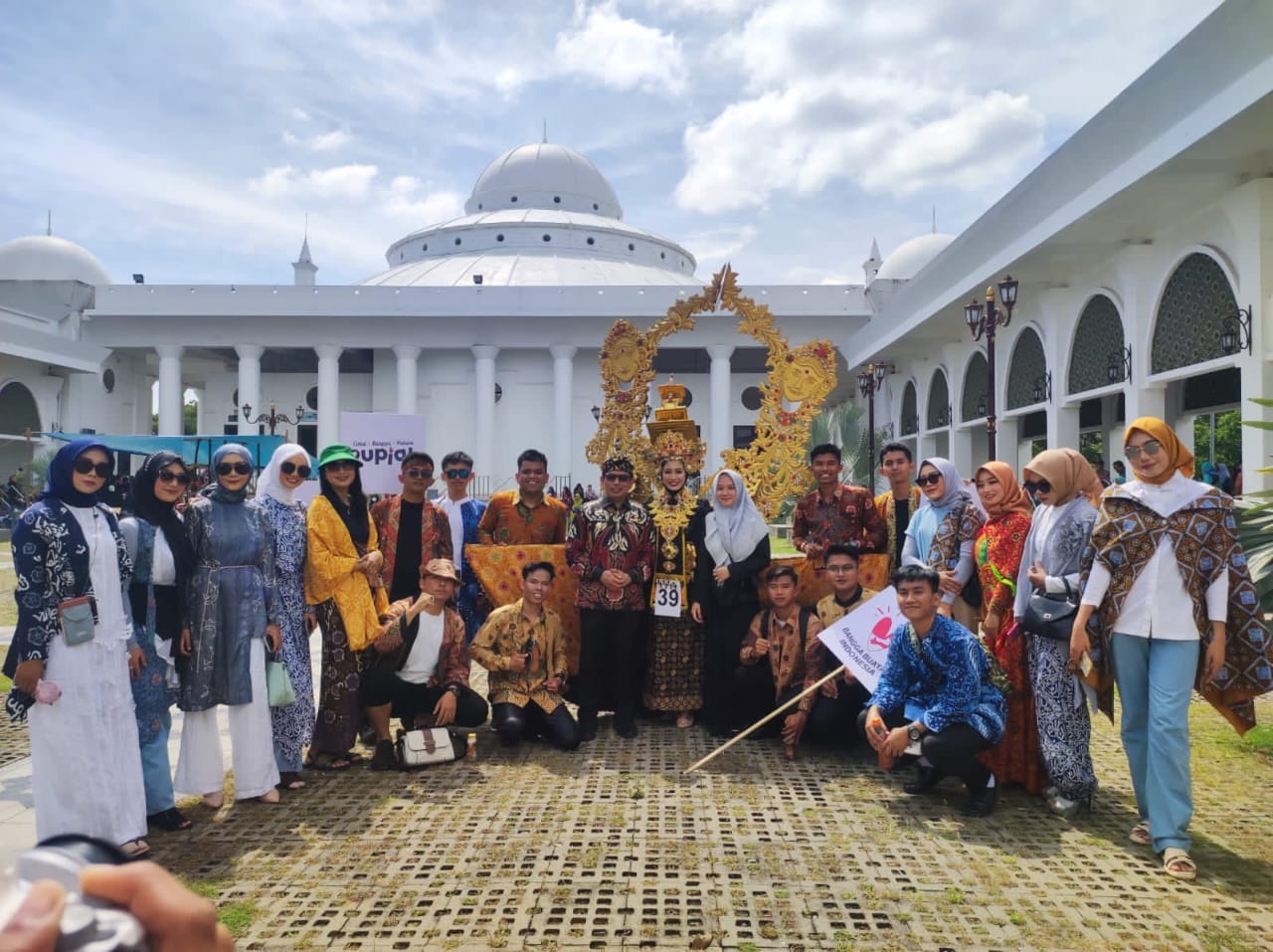Bagus, Bank Indonesia  Raih Juara Terfavorit  Festival Batik Besurek