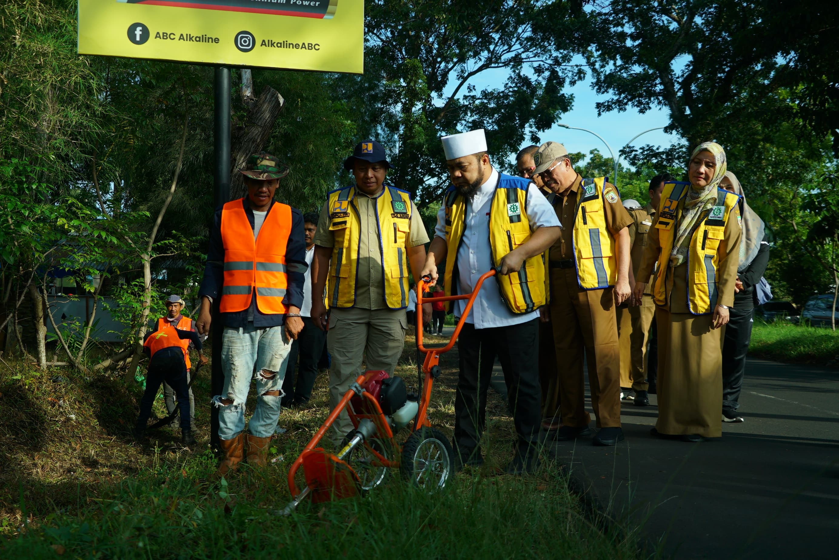 Gubernur Bengkulu Tebas Rumput dekat Lapangan Golf,  Sebelum Lebaran Jalan Bersih 