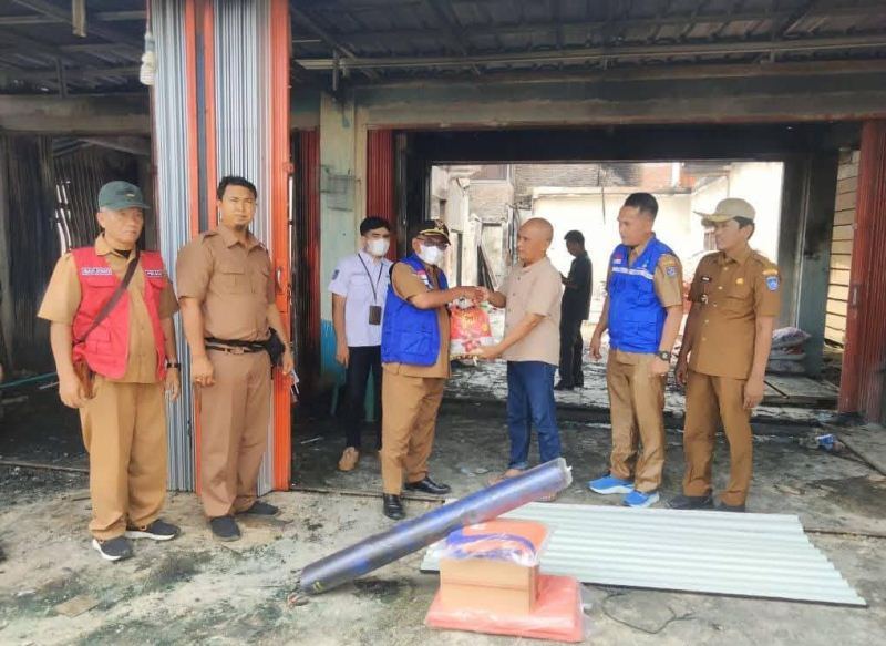 Serahkan Bantuan, Korban Kebakaran di Desa Suka Makmur  Didatangi Wakil Bupati Bengkulu Utara