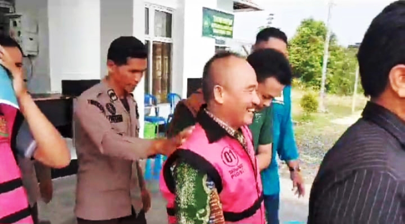 Foto Mantan Sekda Benteng Tengah Tersenyum Saat Ditahan Jaksa Dikritik, Verizal: Seharusnya Ada Beban Moral