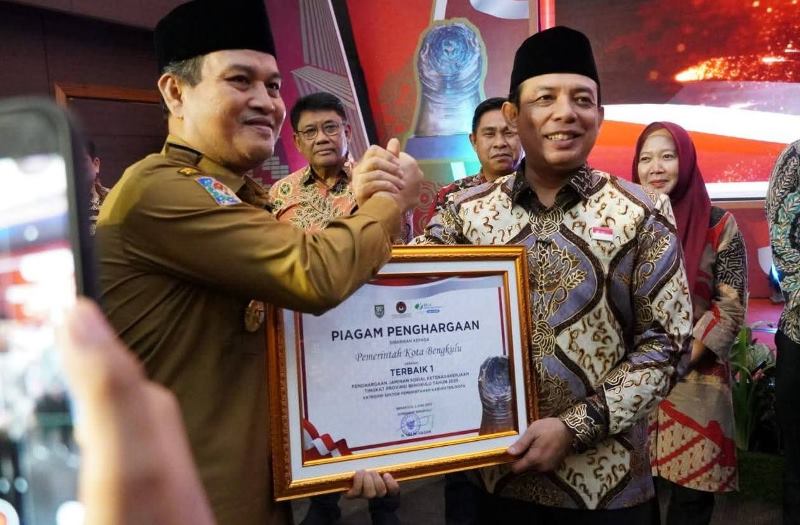 Walikota Bengkulu Terima Paritrana Award Tingkat Provinsi Bengkulu