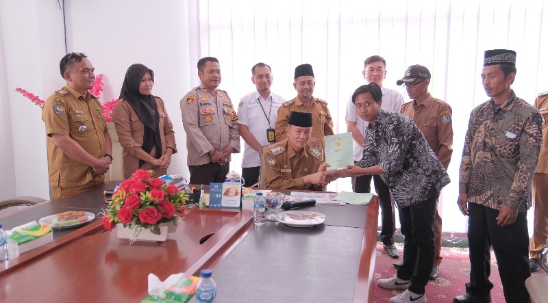 Pemerintah Kabupaten Kaur Serahkan 169 Sertifikat  Redistribusi kepada Warga Dusun Talang Salimi