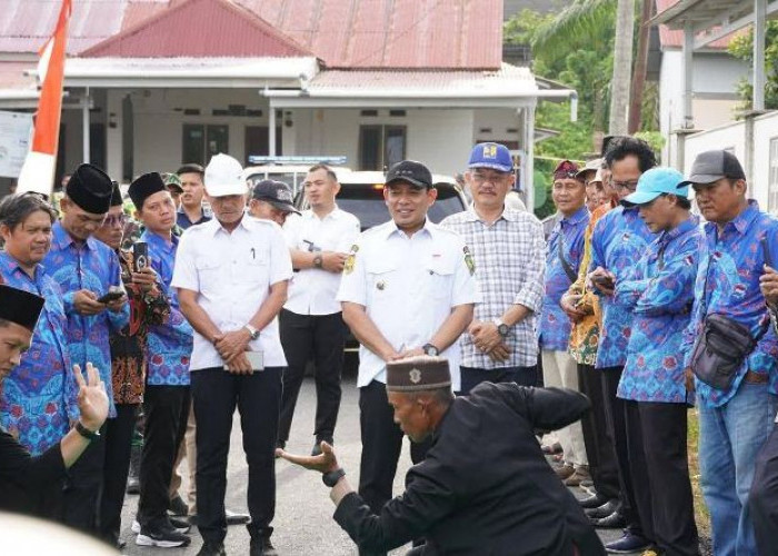Warga Gelar Syukuran  di Perumahan  Griya Andika Sumur Dewa, Walikota Bengkulu Bahagia