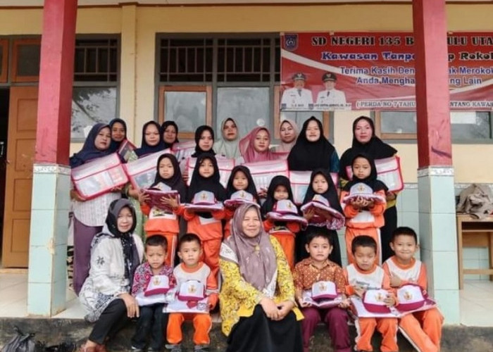 Siswa SDN 135 Bengkulu Utara  Terima Seragam   Sekolah dan ATK Gratis  
