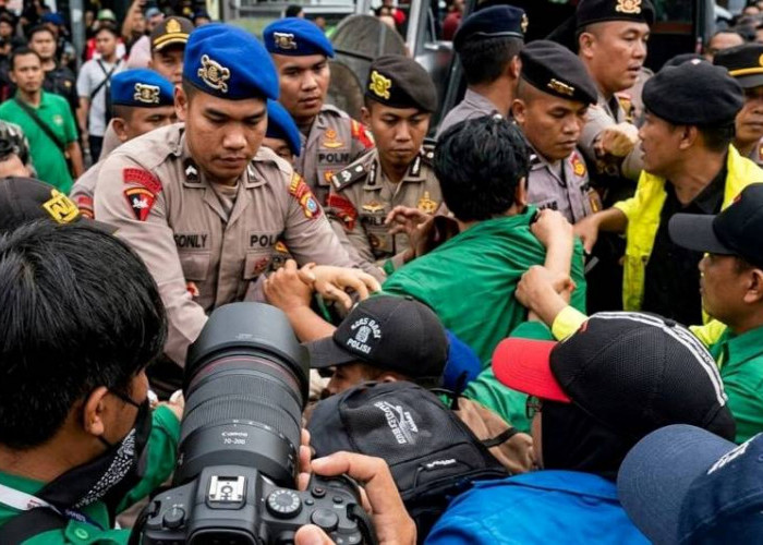 Saat Aksi Massa,  Polisi dan Mahasiswa Terlibat Saling Dorong di Bundaran HI