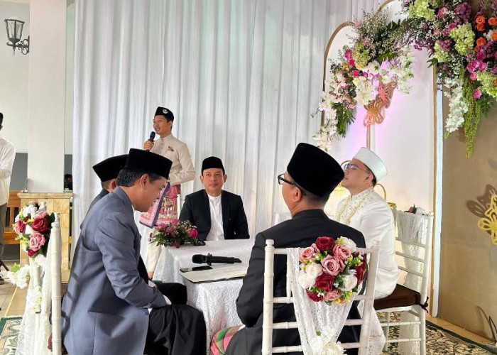 Walikota Bengkulu Serahkan Langsung Dokumen Kependudukan ke Lokasi Akad Nikah