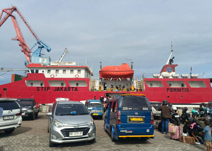 Badai Petir di Laut Bengkulu, Kapal Perintis Mendarat Dengan Selamat