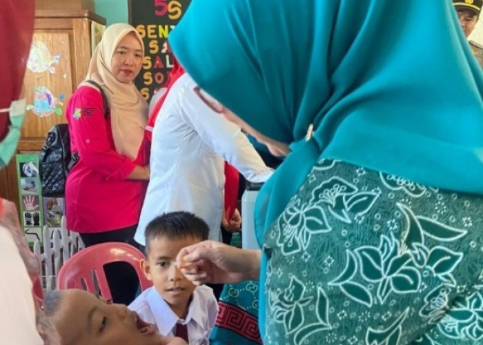 Berikhtiar Perkuat Metabolisme   Tubuh Anak, Ketua TP PKK Benteng Teteskan Vaksin  Polio Secara Simbolis 