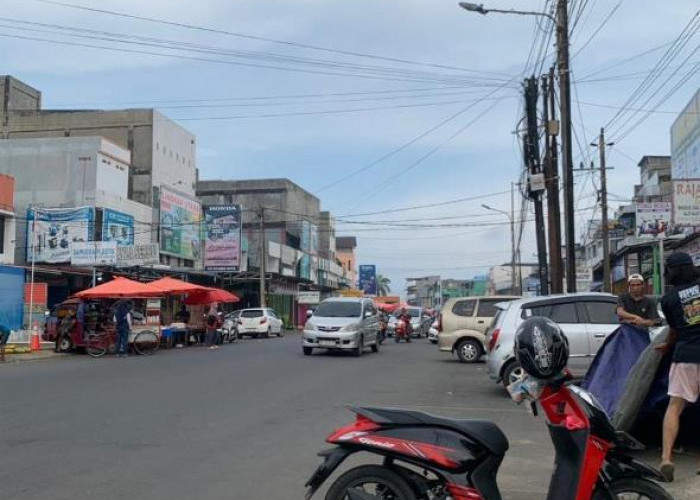 Kucing-kucingan di Trotoar: Dilema Perut dan Aturan di Pasar Panorama 