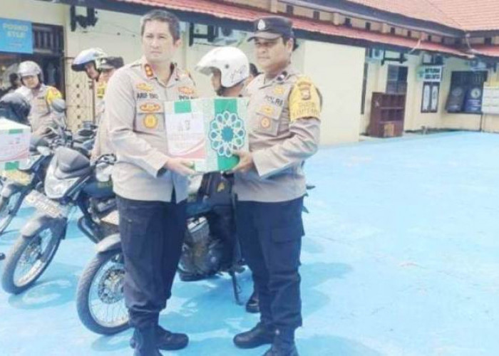  Polres Seluma  Bagikan Paket Sembako Bersama OKP