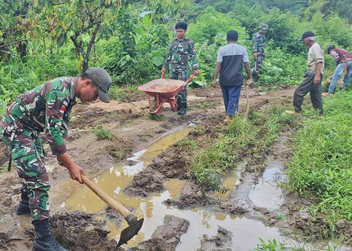 Antisipasi Bencana, Satgas Pam Puter Enggano Bersama Masyarakat Bersihkan Jalur Evakuasi di Desa Malakoni