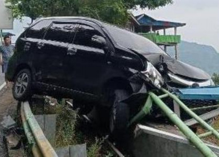 Lepas Kendali , Mobil Ini Nyaris Terjun ke Jurang Liku Sembilan