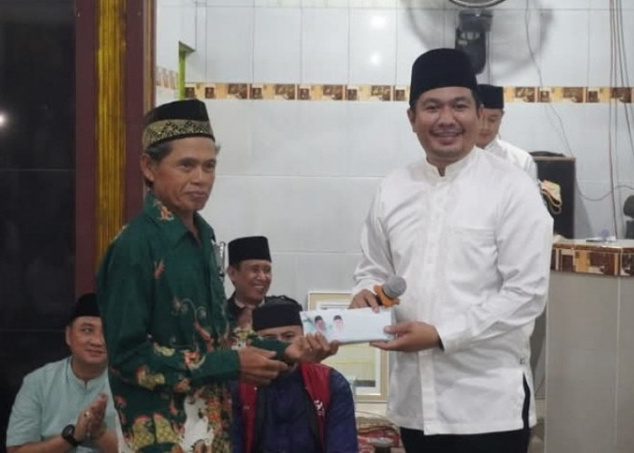  Bupati Bengkulu Utara  Tarawih   dan Salurkan Bantuan di Masjid di Sawang Lebar Ilir