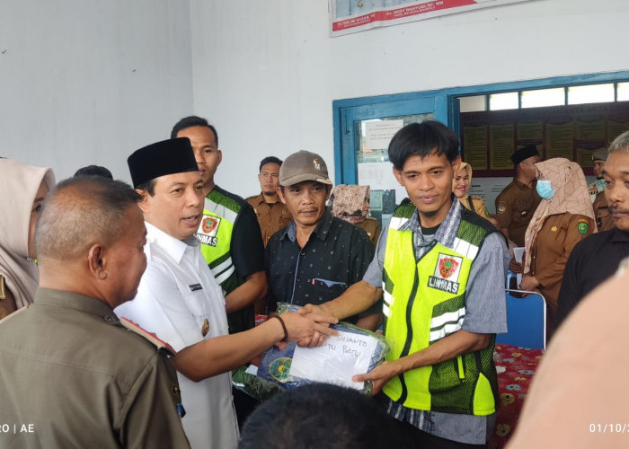 Lebih Terhormat, Wakil Walikota Bengkulu Serahkan Baju Linmas Kecamatan Teluk Segara 