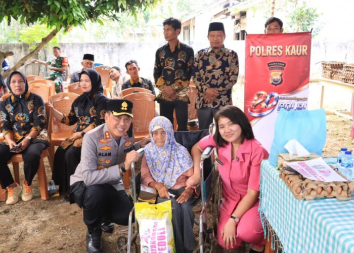 Tembus Jembatan Gantung Demi Warga Pelosok, Kapolres Kaur Salurkan Bantuan Sosial Sambut Bhayangkara ke-80