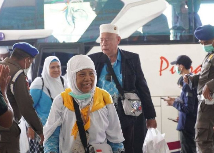 Penuh Haru dan Air Mata Bahagia, Jamaah Haji Kloter 2 Padang Tiba Kembali di Bengkulu