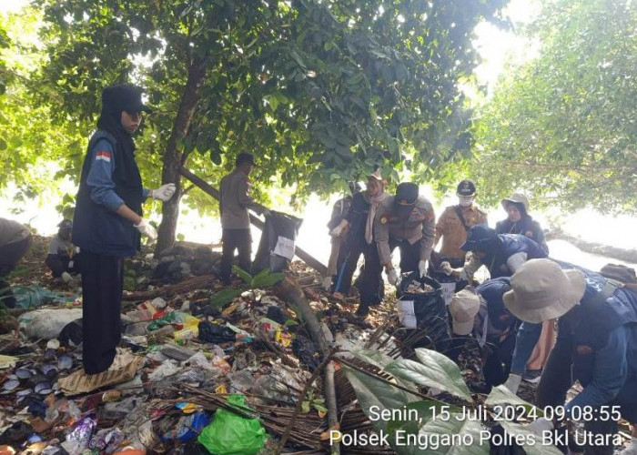 Polsek Enggano Bersihkan Pantai di Desa Apoho