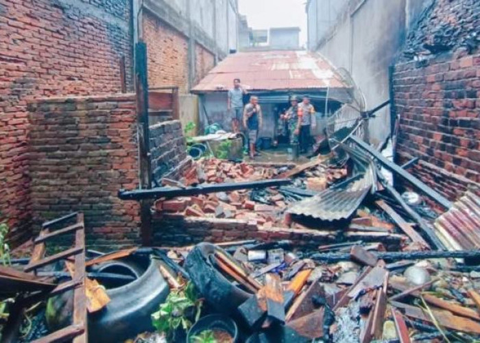 Damkar Bengkulu Selatan  Berhasil Padamkan Api yang Membakar Rumah di Jalan Kolonel Berlian Manna