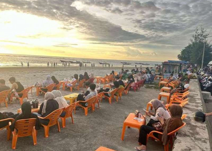 Serunya Nongkrong Sambil Nikmati Sunset di Pantai Berkas, Bikin Kita Lupa Pulang