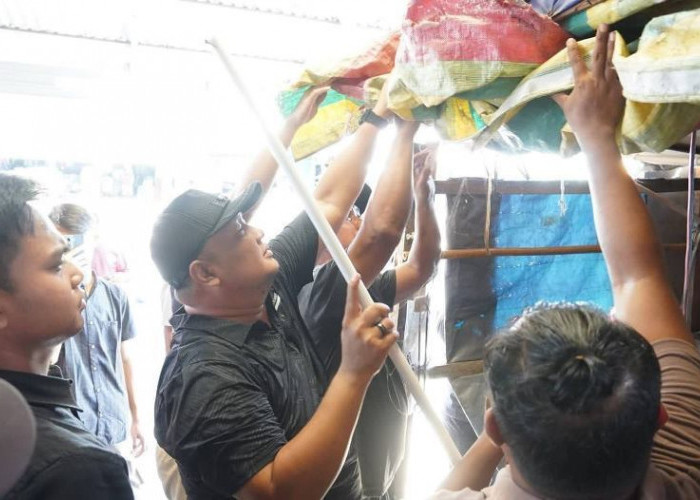 Momen Haru, Dedy-Ronny Saksikan Pedagang Pindah ke Dalam PTM