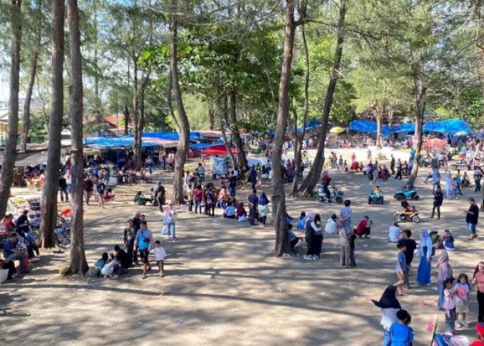  Selama Libur Lebaran, Masyarakat Berbondong-bondong  Kunjungi  Pantai Panjang