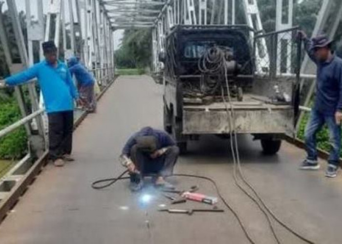 Dinas PUPR Mukomko Perbaiki Jembatan Penghubung Desa Lubuk Sanai- Rawa Bangun