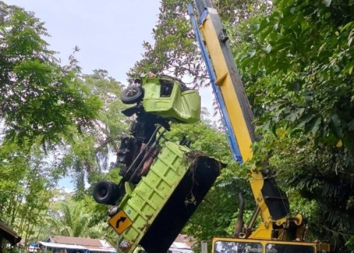 Sukses, Mobil Truk  dari Dasar Jurang Liku Sembilan Dievakuasi Pakai Crane