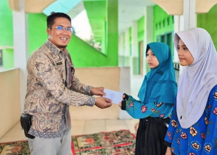 Kemenag  Bengkulu Selatan Salurkan Zakat dan Wakaf kepada 40 Murid  MIN 2