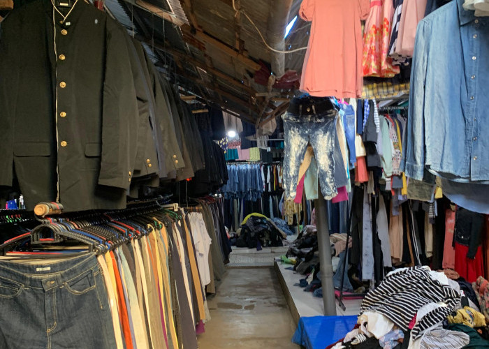 Pedagang Baju Thrift di Pasar Panorama Kesulitan Cari Barang Dagangan