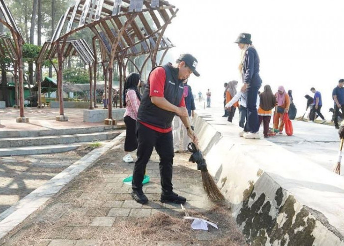 Sambut Lebaran, Pemkot dan Polresta Bengkulu Gelar Aksi Bersih-Bersih Pantai Panjang