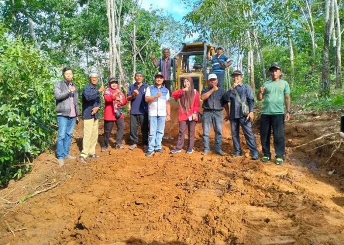 Pemerintahan Desa Batik Nau Lakukan Titik Nol  dan Salurkan Alat Pertanian