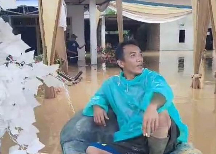 Peralatan Untuk Pesta Pernikahan Diungsikan, Ratusan Rumah Warga Cahaya Negeri Terendam Banjir