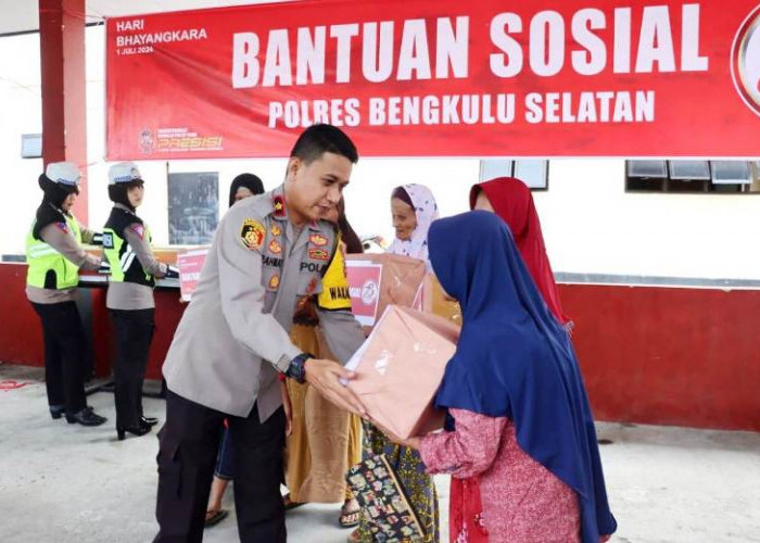 Peringati HUT Bhayangkara, Polres Bengkulu Selatan Bagikan 250   Paket Sembako kepada Masyarakat