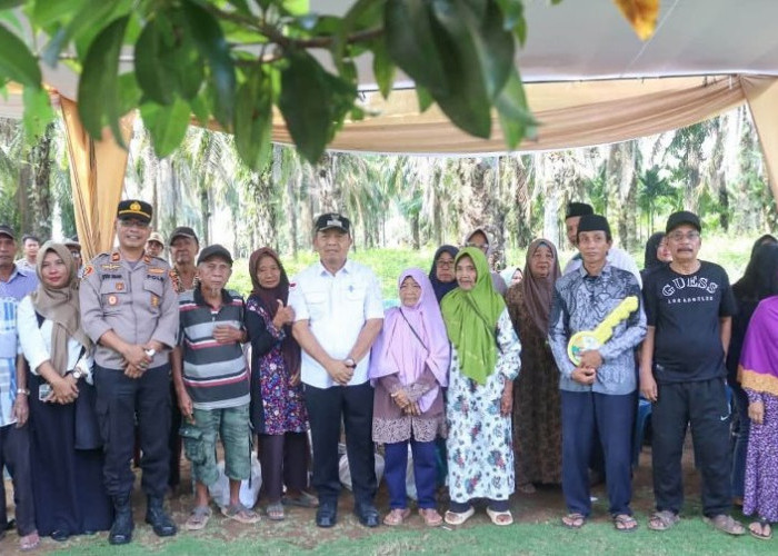 Wakil Bupati Seluma Serahkan Kunci Rumah RTLH kepada Warga Kelurahan Napal