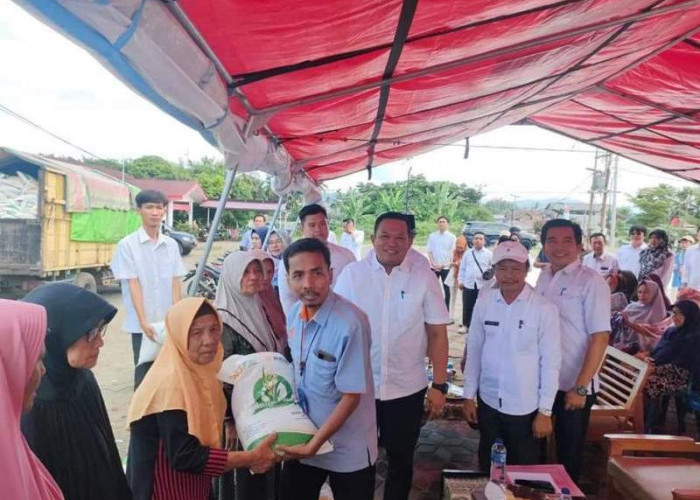Disalurkan Petugas Kantor Pos Indonesia, Bupati Seluma Launching Penyaluran Beras Bantuan Pangan
