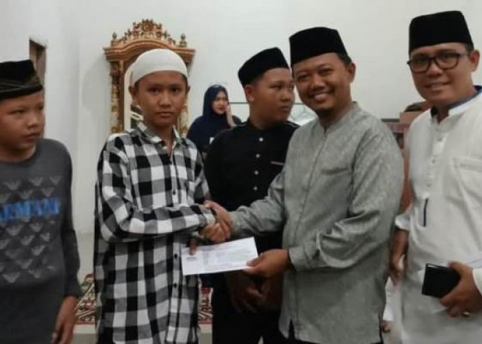 Pemda Kaur Serahkan Bantuan kepada Masyarakat dan Masjid Baiturrahman Selika I