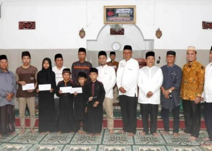 Safari Ramadhan, Pemda Kaur Serahkan Bantuan di Masjid At -Taqwa